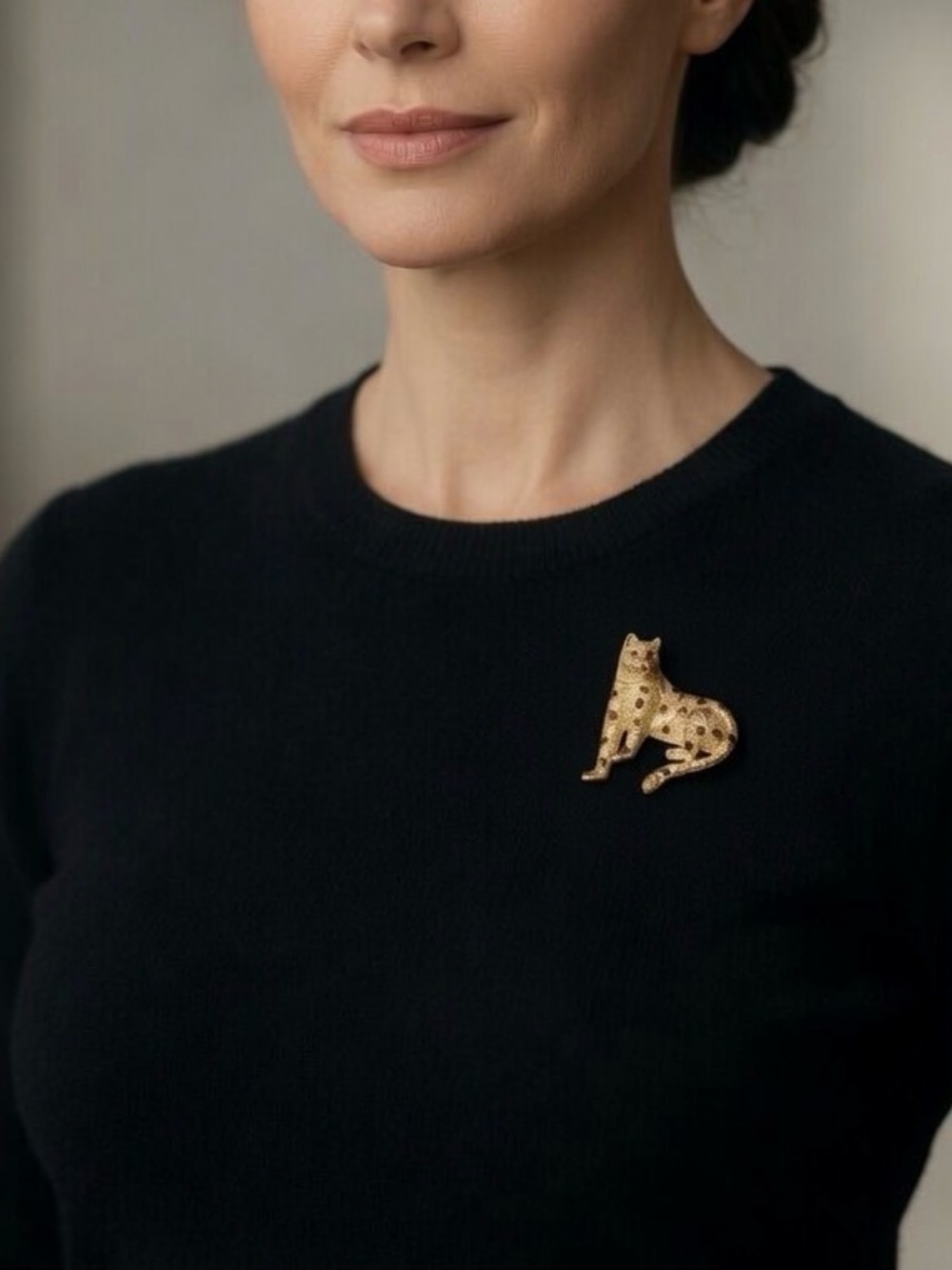 Vintage Leopard Wild Cat Brooch - Elegant Animal Pin golden tone